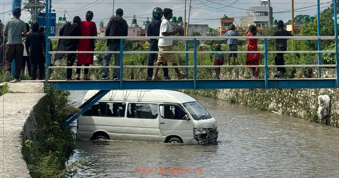   तारकेश्वरमा ईभी माइक्रो बस खोलामा खस्यो, तस्बिरहरू