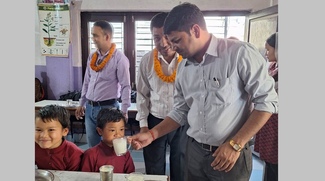 दूध दिवसको अवसरमा दूध पान गराउँदै एक लाख नगद सहयोग