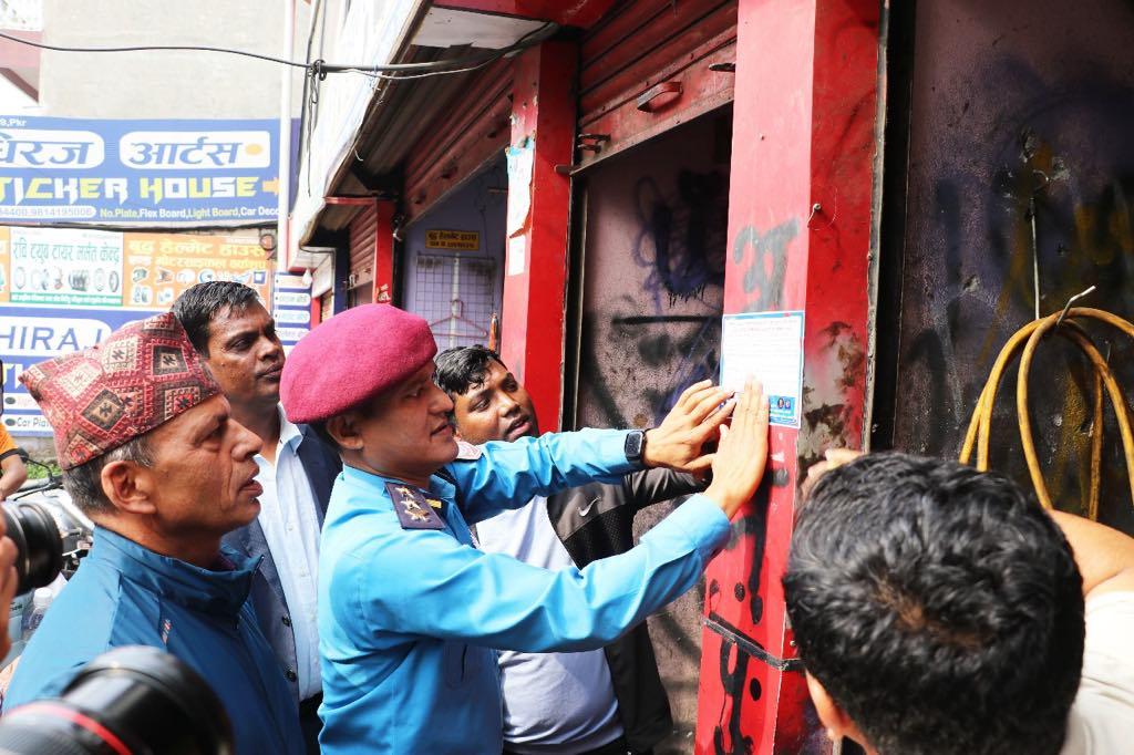 सवारी साधनको स्वरूप परिवर्तन नगर्न कास्की प्रहरीको स्टिकर अभियान