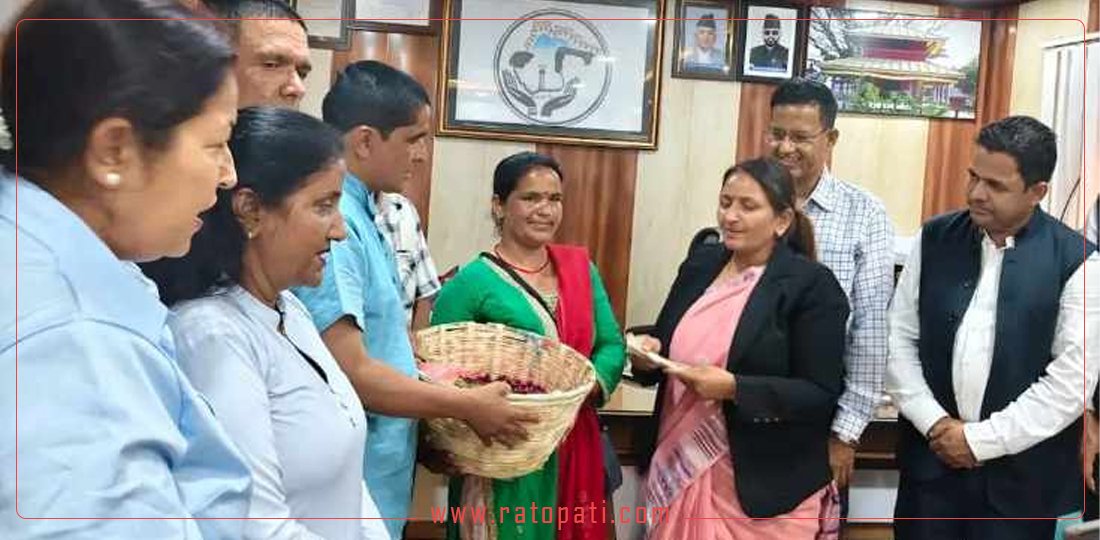 नगर प्रहरीबाट दुर्व्यवहार भोगेकी महिलालाई नगरप्रमुखले कार्यकक्षमै बोलाएर दिइन् क्षतिपूर्ति