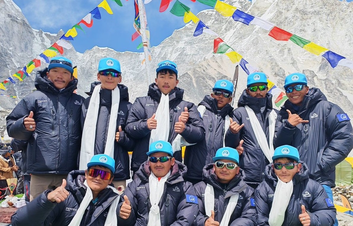सगरमाथामा बाटो खोल्ने र डोरी टाँग्ने काम सकियो, आरोहण सिजन औपचारिक रूपमा सुरु