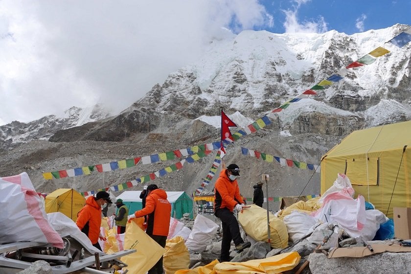 सफा हिमाल अभियान : पाँच वर्षमा एक सय आठ मेट्रिक टन फोहोर र १२ शव झिकियो