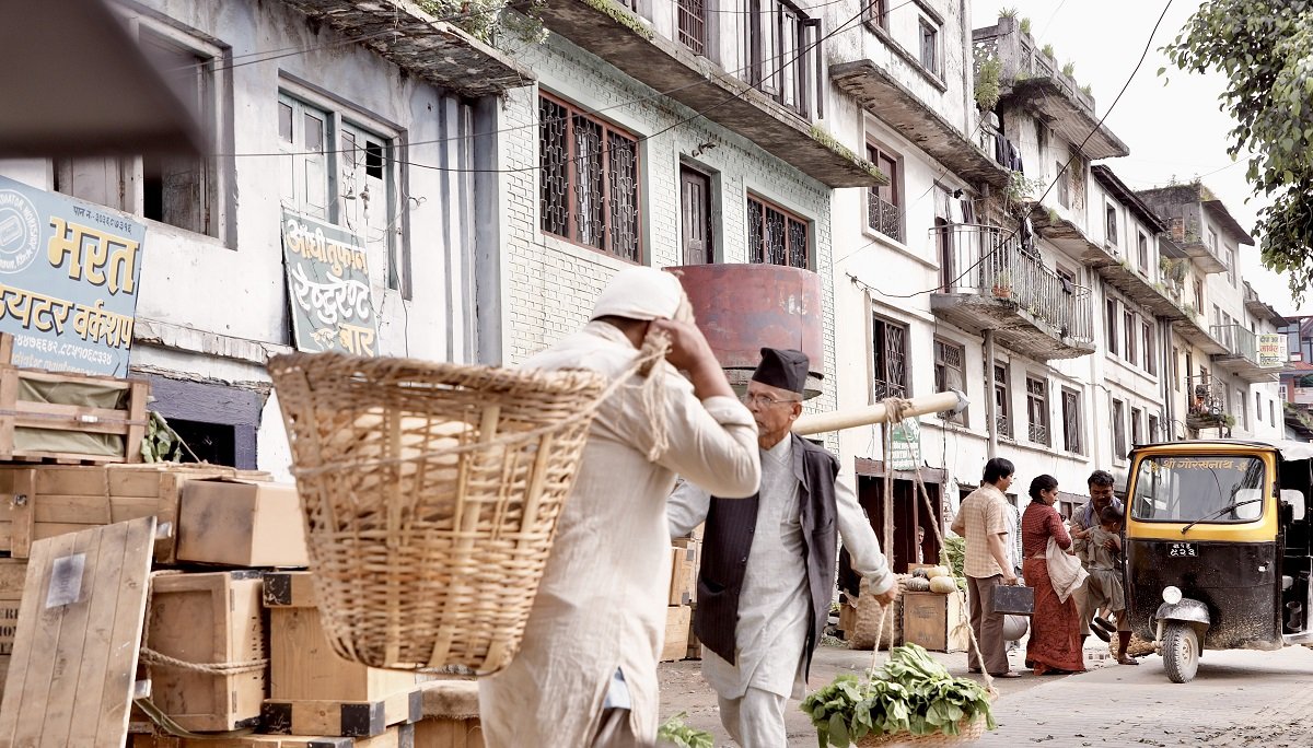   वि.सं. २०३० को काठमाडौँ देखिने सेट बनाएर तीनकुनेमा ‘क्याप्टेन साब’को छायाङ्कन