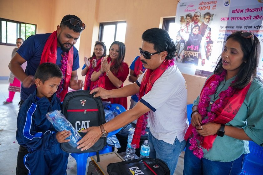 ‘लाज शरणम्’ टिमले गर्‍यो विद्यालयलाई सहयोग