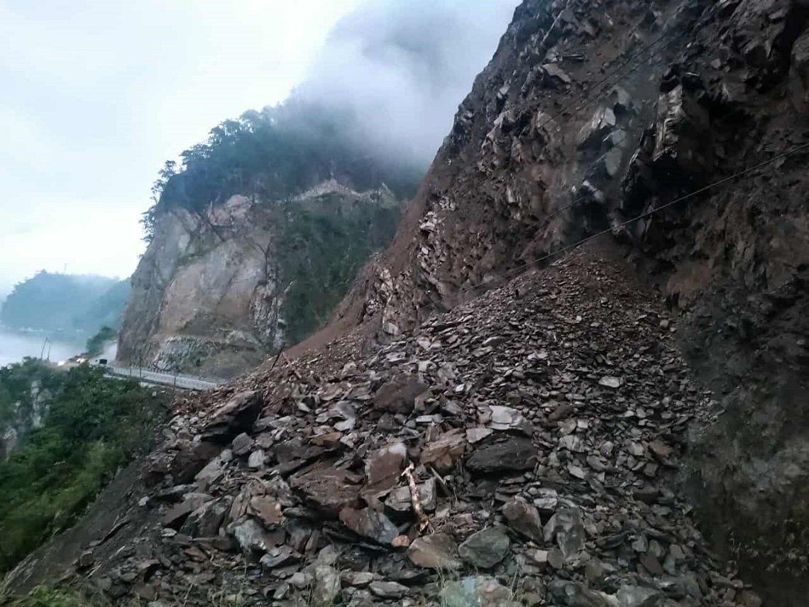  तुइन खोला पहिरो : निरन्तर ढुङ्गा खस्दा सडक खुलाउन समस्या