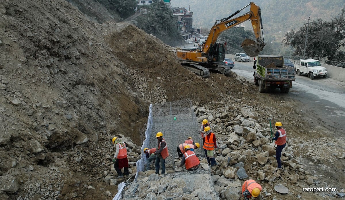 पृथ्वी राजमार्गअन्तर्गत मुग्लिङ–नौबिसे सडकखण्डमा यसरी हुँदैछ काम (तस्बिरहरू)