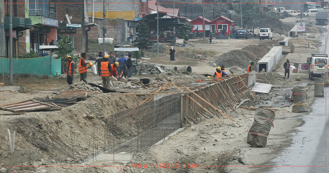 मुग्लिङ–नौबिसे सडकखण्ड आंशिक बन्द गरेर धमाधम काम, तस्बिरहरु