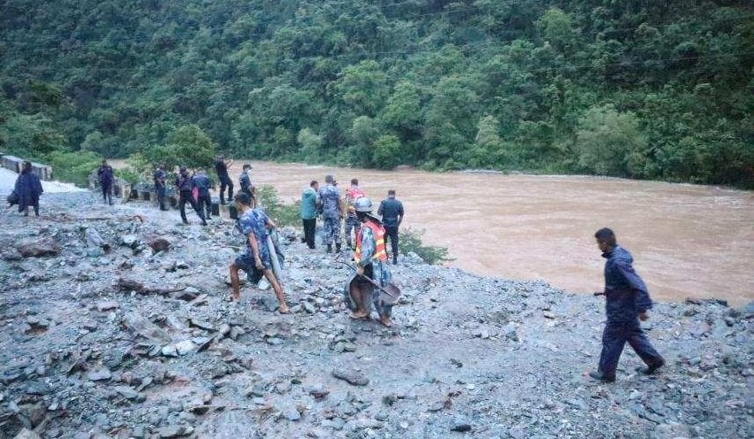 सिमलताल पहिरो : हराएका बस खोज्न सशस्त्र प्रहरीका ७ जना गोताखोरसहित ७० जना परिचालन