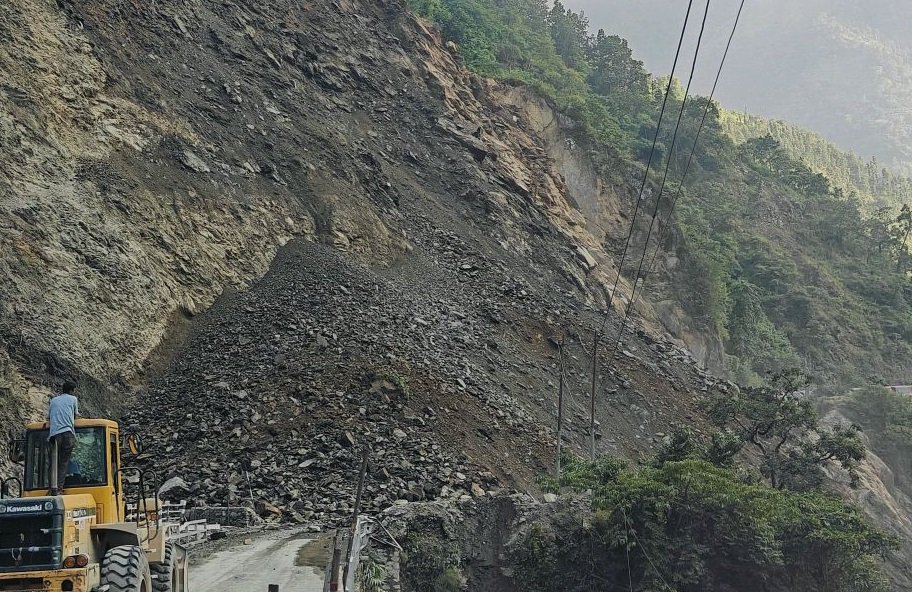   मुग्लिन–नारायणगढ सडक अवरुद्ध