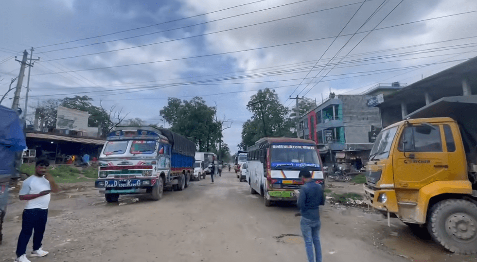  मुग्लिङ–नारायणगढ सडक २ घण्टा बन्द गरेर सडकमाथिको ढुङ्गा हटाइँदै