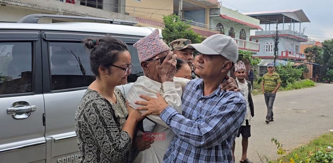   जब मुख्यमन्त्री कँडेललाई अँगालो हाल्दै ९० वर्षीय बुबा रोए...