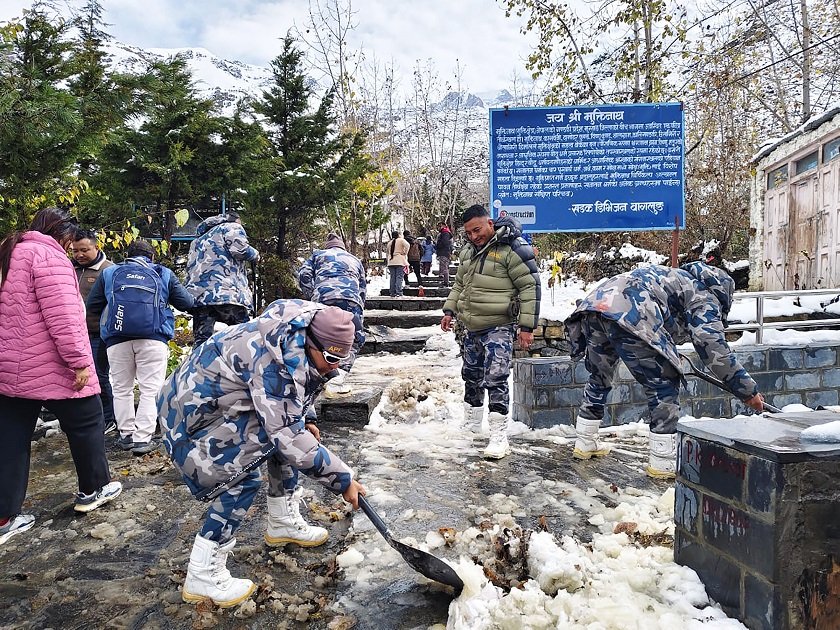   सुरक्षाकर्मीद्वारा मुक्तिनाथ मन्दिर परिसरको हिउँ पन्छ्याइयो