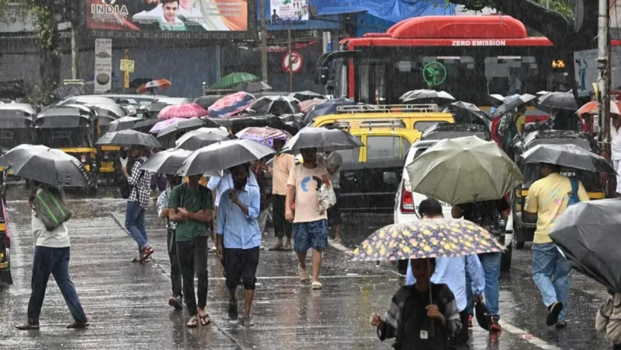   मुम्बईमा लगातार तेस्रो दिन पनि स्कुल र कार्यालय बन्द