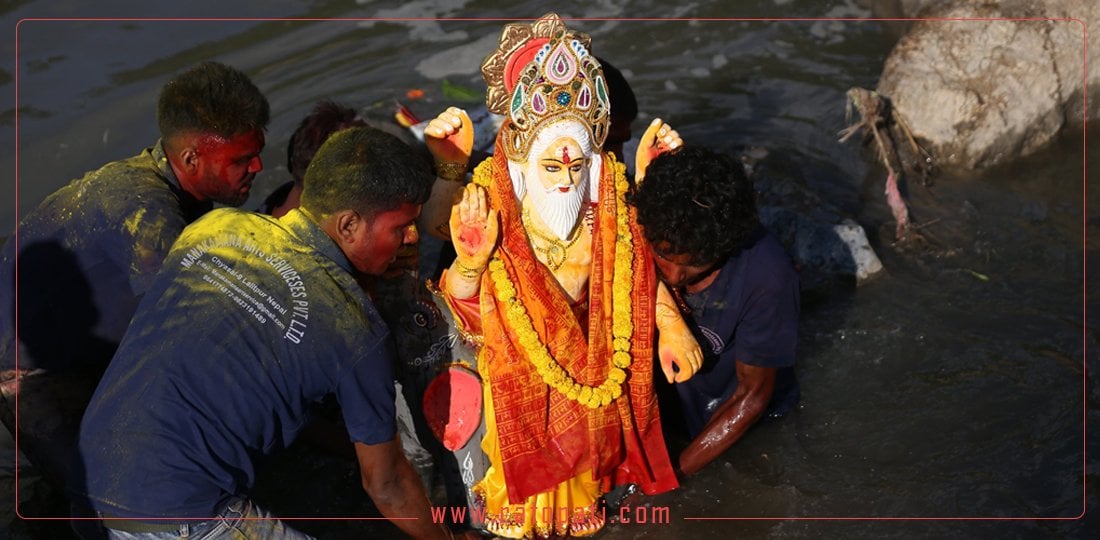 विश्वकर्मा पूजापछि बागमती नदीमा मूर्ति विसर्जन (तस्बिरहरू)