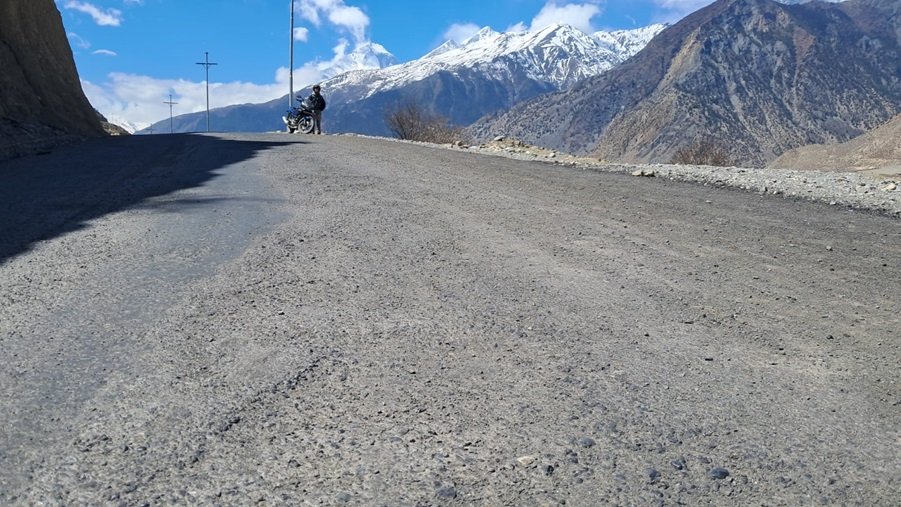 मुस्ताङको  घरपझोङ रिङ्रोड सडकमा कमसल कालोपत्र