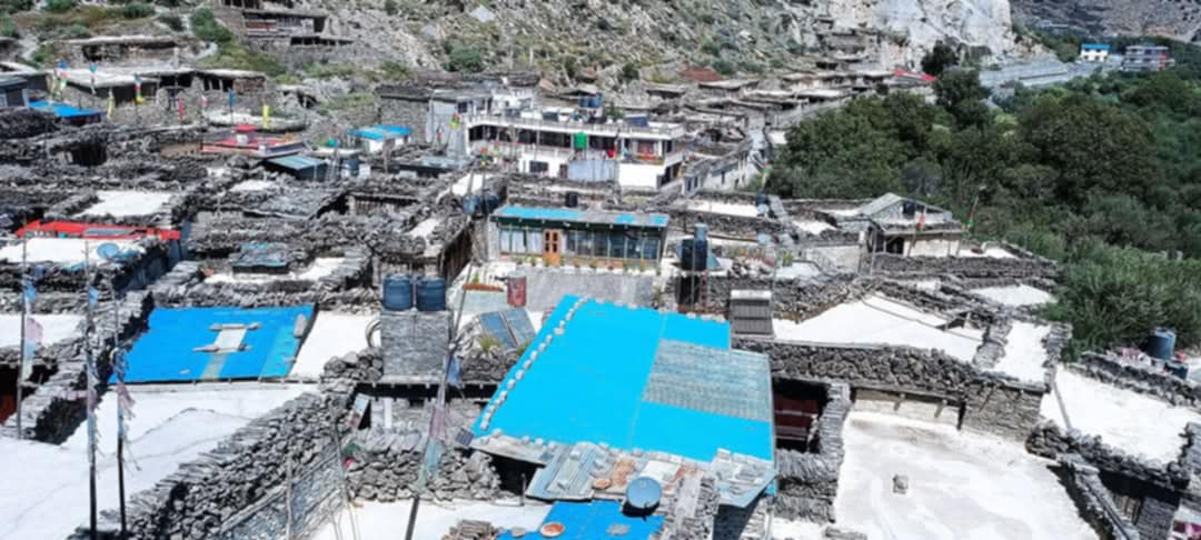 ‘हिउँ पर्न छोडेर पानी बर्स्यो, मुस्ताङीले छाना फेरे’