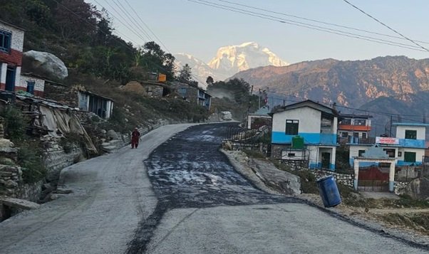बेनी–पाखापानी सडक : किराखोर–नेप्टेचौर खण्डमा कालोपत्र हुँदै
