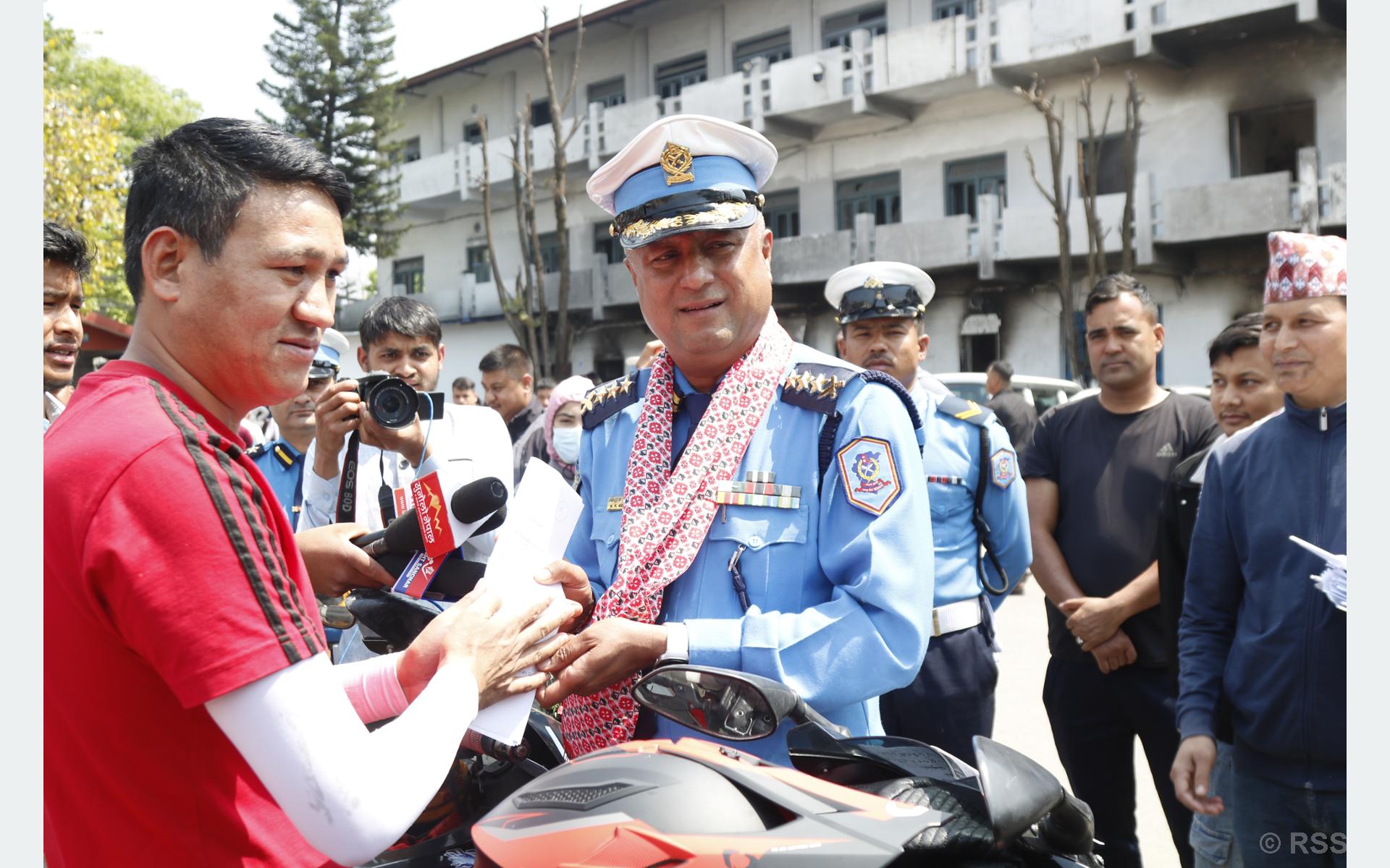 चोरी भएका दुई पाङ्ग्रे साधन सम्बन्धित धनीलाई हस्तान्तरण