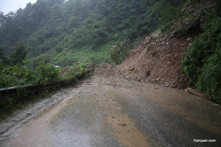 नागढुंगामा पहिरो खसेर दुईतर्फी सवारी अवरुद्ध