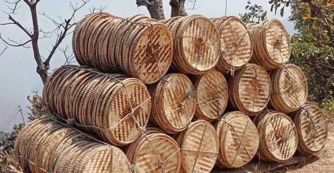   चोयाको नाङ्लो बुनेर जीविकोपार्जन