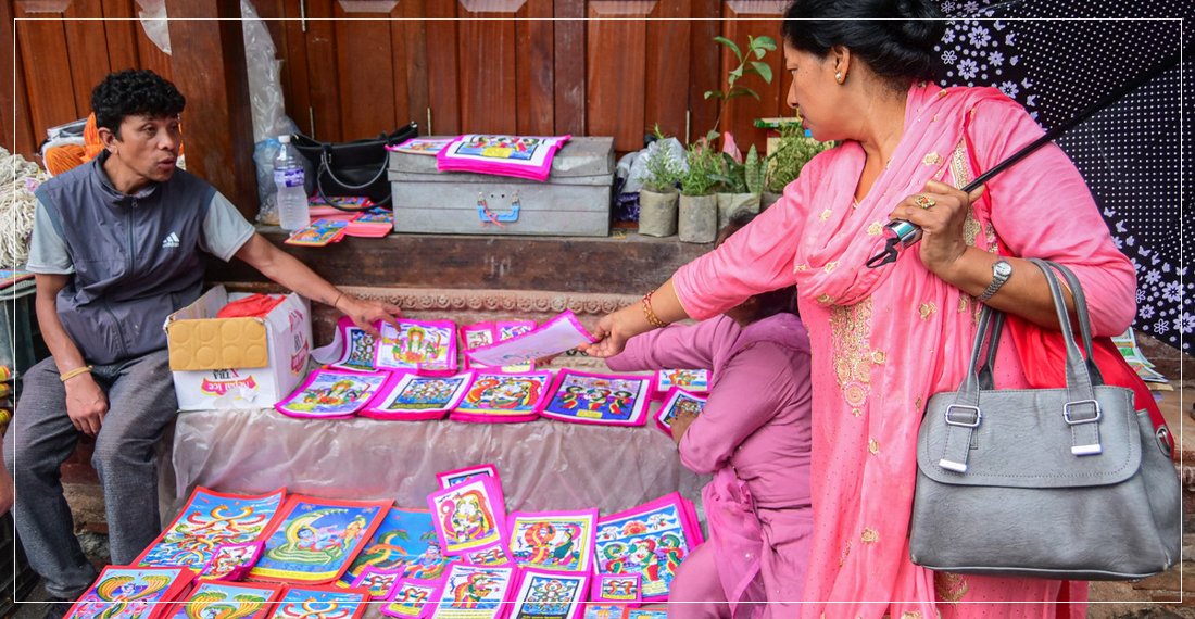   नागको चित्र बिक्री गर्दै व्यापारी (तस्बिरहरू)