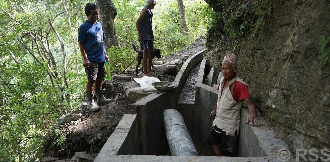 एक सय ५७ वर्ष पुरानो नहर पक्की बनाइँदै