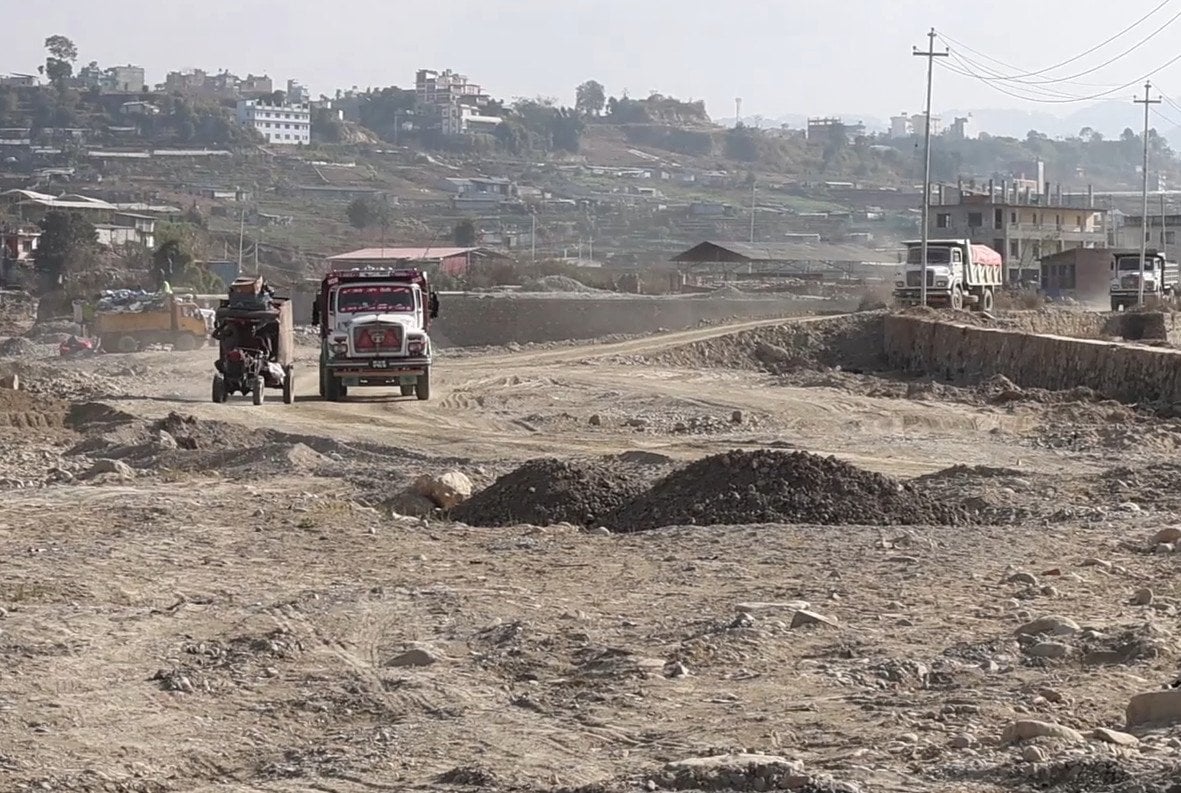 बाढीले भत्किएको नख्खु करिडोरको बाटो बन्न नसक्दा सास्ती