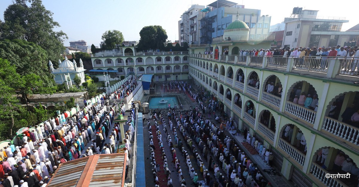 बकर इदको अवसरमा मस्जिदहरूमा सामूहिक नमाज पढ्दै मुस्लिम धर्मावलम्बी (तस्बिरहरू)