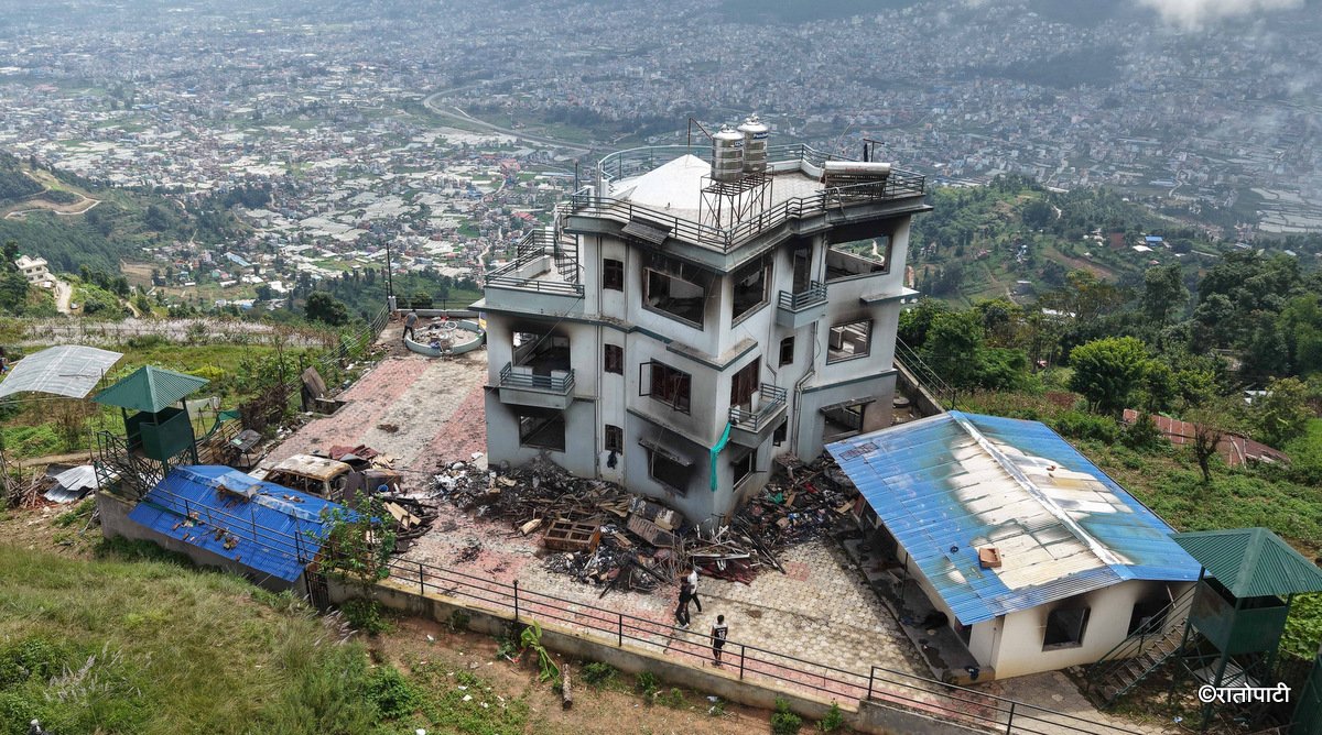   तस्बिरमा हेर्नुहोस् पूर्वउपराष्ट्रपति पासाङको घरमा पुगेको क्षति
