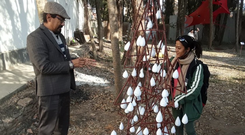   नाफामा कालापत्थरबाट खसिरहेका छन् हिउँका थोपा
