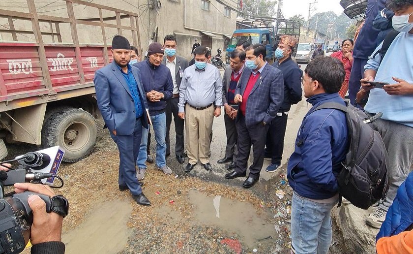 मन्त्री श्रेष्ठका अगाडि स्थानीयहरुबीच चर्काचर्की