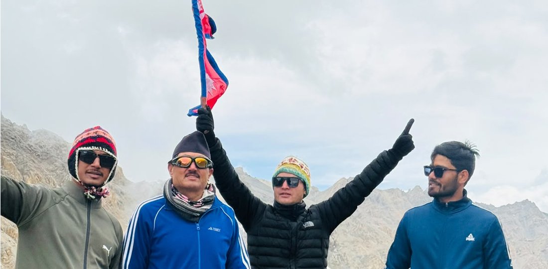 तिंकर भञ्ज्याङको सीमा स्तम्भमा फहराइयो राष्ट्रिय झण्डा