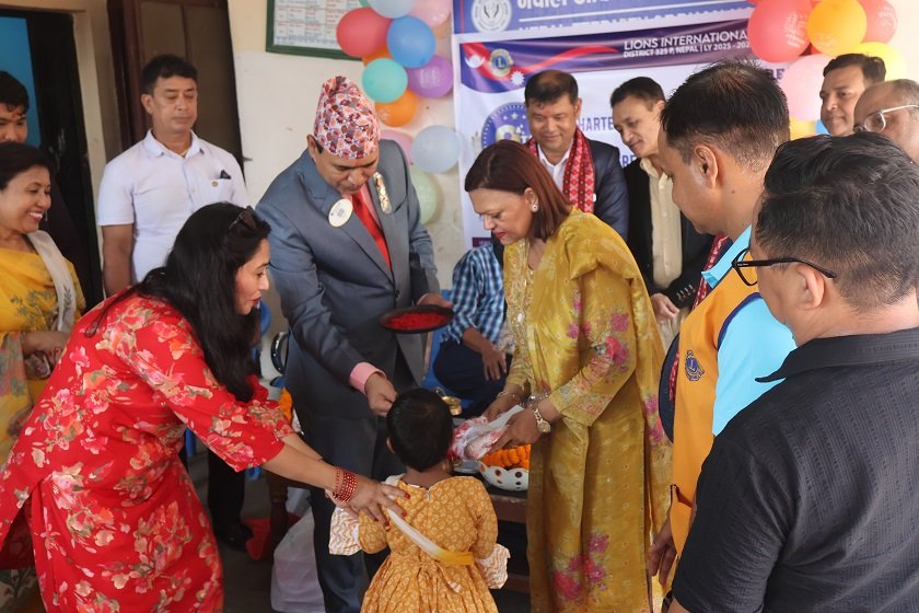 अभिभावकविहीन बालबालिकालाई दसैँमा नयाँ लुगा
