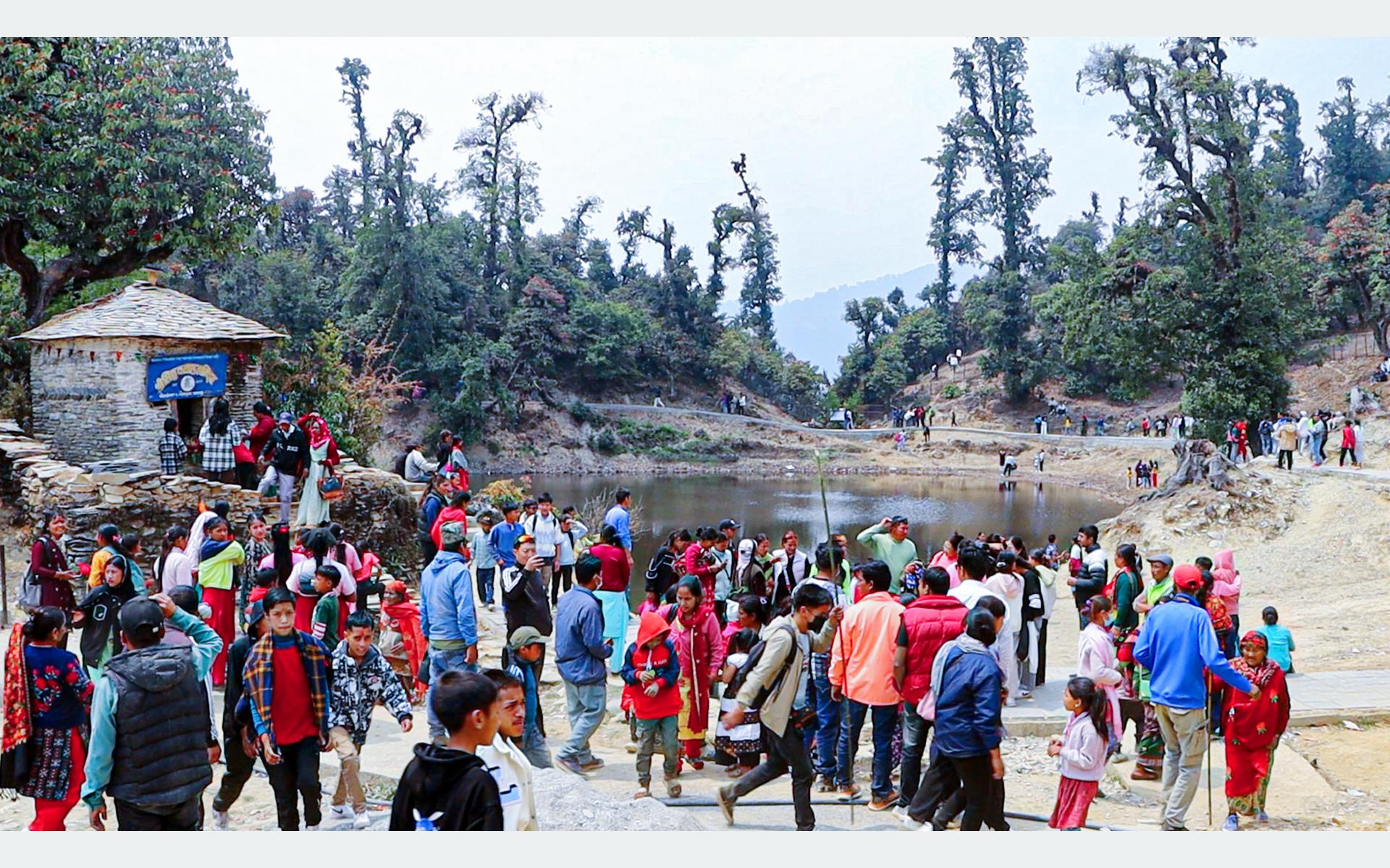   पर्यटकलाई आकर्षित गर्दै बराहताल