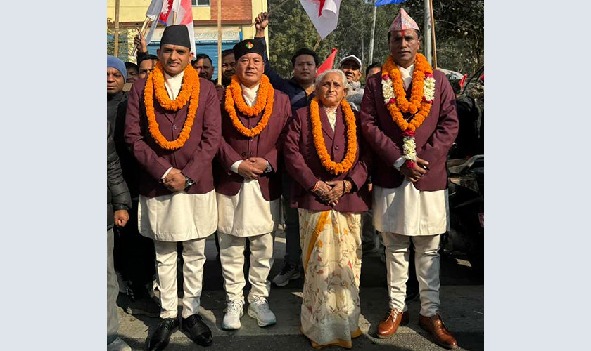 सिन्धुपाल्चोकमा नेकपाको भिन्न शैली: एकै खाले पोसाकमा सजिएर मनोनयन दर्ता गर्दै उम्मेदवार