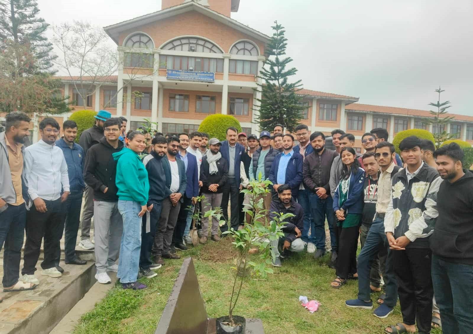 स्थापना दिवसमा नेविसंघले गर्यो वृक्षारोपण