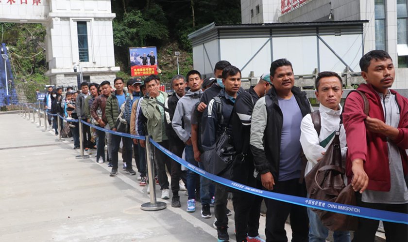 चीनमा फसेका नेपालीलाई भोटेकोशीले खाना खुवायो, बाह्रबिसेले बस खोजेर काठमाडौँ पठायो