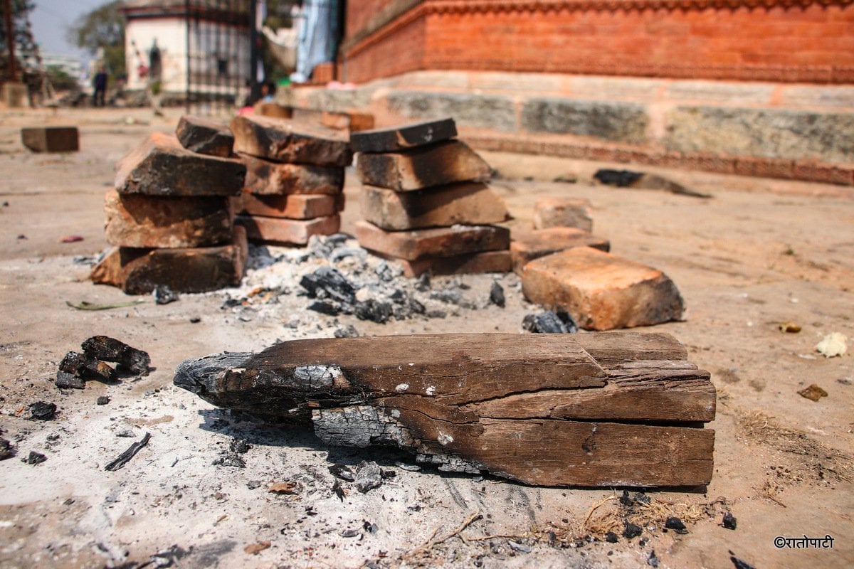 लघुवित्त पीडितले जलाए पुरातात्त्विक महत्त्वको काठ (तस्बिरहरू)