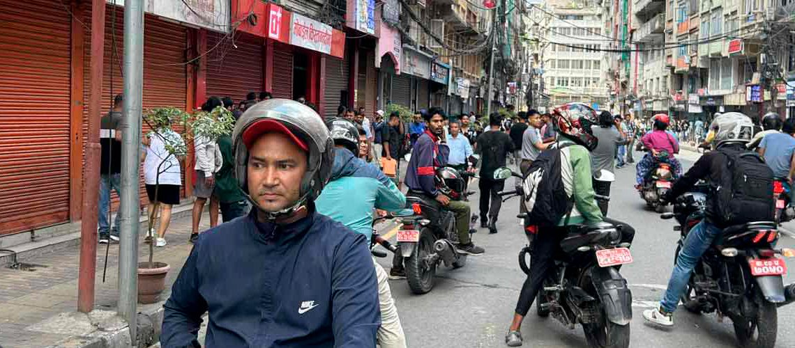   नगर प्रहरीले ह्विल लक गरेपछि न्यूरोडमा व्यवसायीको ‘सटर डाउन’