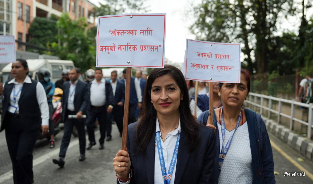 निजामती  सेवा दिवसका अवसरमा प्रभातफेरी (तस्बिरहरू)