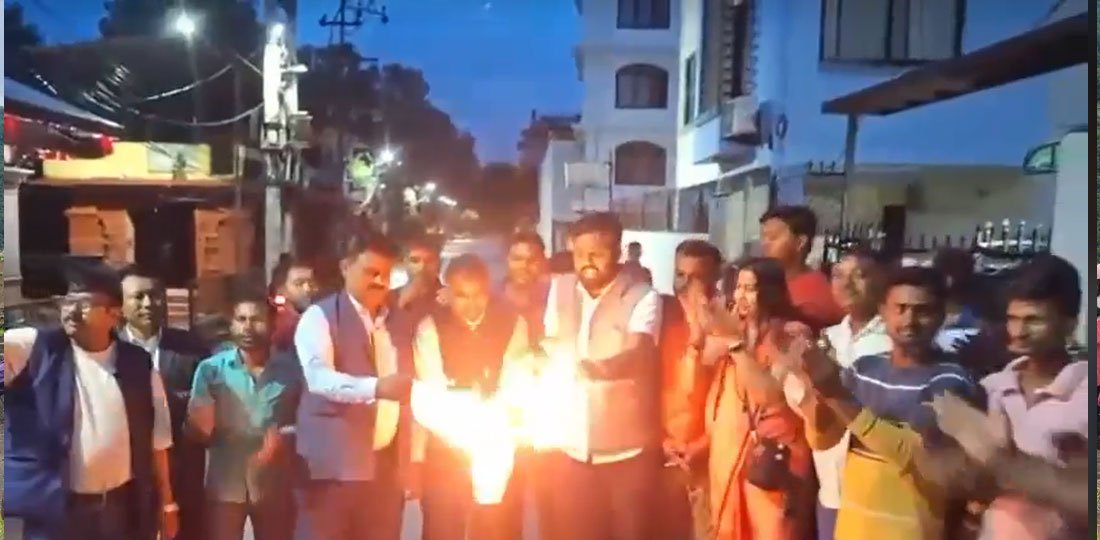   थापाथलीमा संघीय निजामती सेवा विधेयक जलाउँदै आम जनता पार्टीको विरोध (भिडिओ)