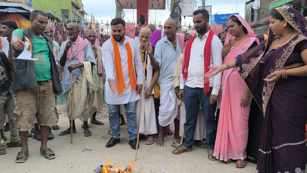   आजपाले देशका विभिन्न स्थानमा जलायो निजामती विधेयक