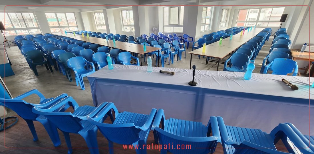   घण्टीघरमा केन्द्रीय सदस्यलाई निलो कुर्सी तयार