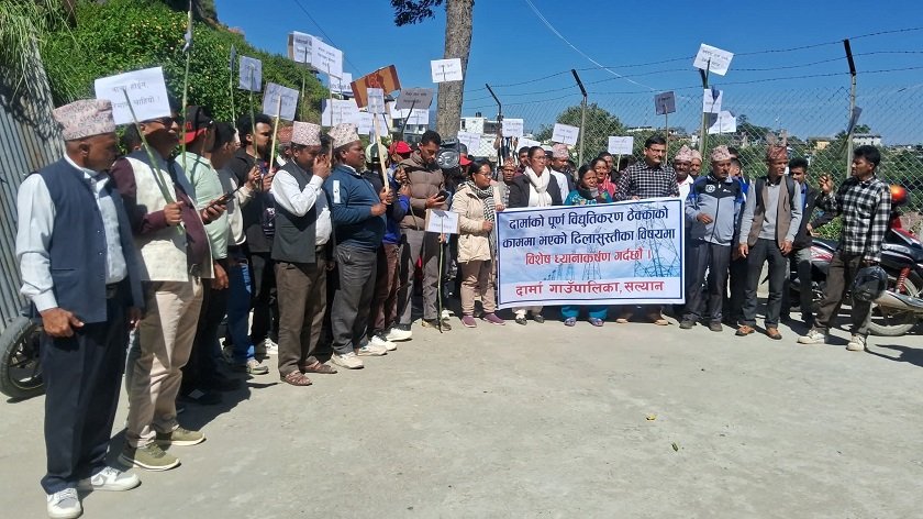   ठेकेदारले विद्युतीकरणको काम अलपत्र पारेपछि प्राधिकरण घेराउ गर्न पुगे गाउँपालिका अध्यक्ष