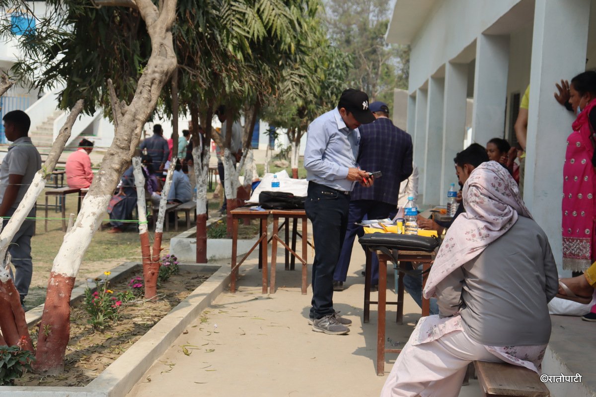 तस्बिरमा हेर्नुहोस् सुदूरपश्चिमका मतदान स्थलमा बुथ निर्माणको काम