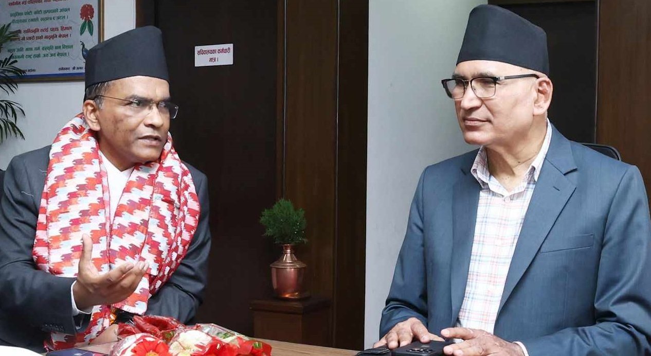   अर्थमन्त्री र नवनियुक्त गभर्नर पौडेलबिच भेटवार्ता, के भयो कुराकानी ?