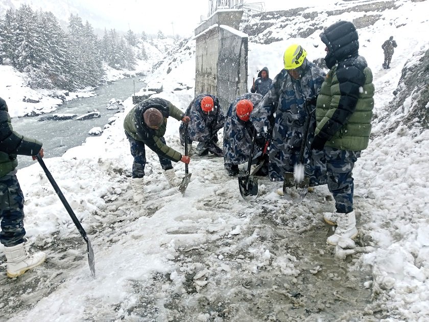   हिउँमा फसेका पर्यटकको उद्धार गर्न सवारी साधन अभाव
