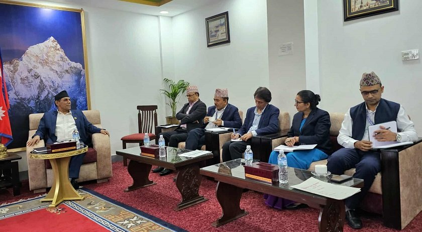   राष्ट्रियसभा समितिका सभापतिसँग अध्यक्ष दाहालको छलफल