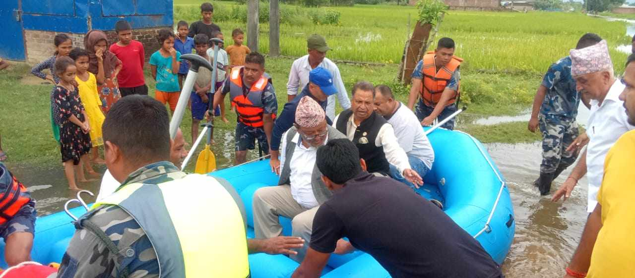 सुरक्षाकर्मीसहित स्थलगत निरीक्षणमा पुगे सांसद चौधरी