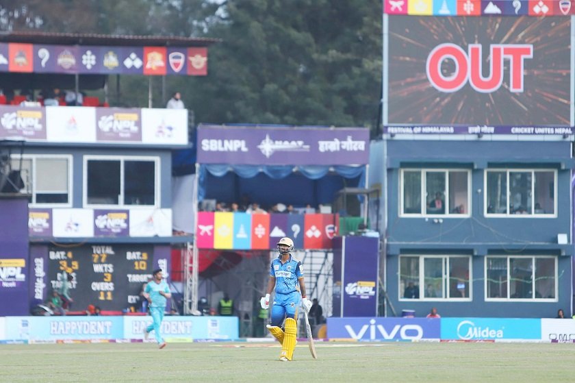   सन्तोष यादवले लिए पवन सर्राफको विकेट